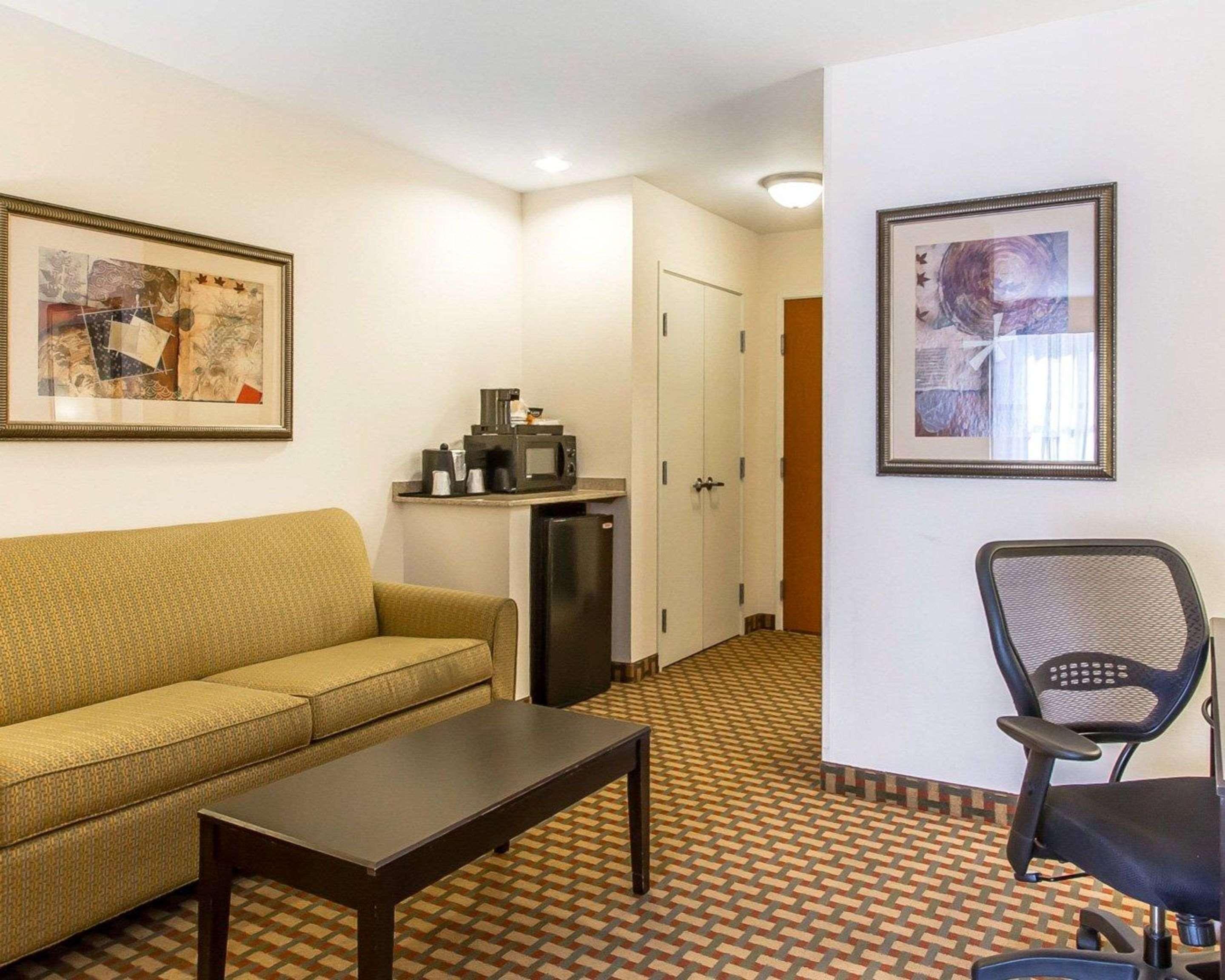 Comfort Inn & Suites Shawnee North Near I-40 Екстериор снимка