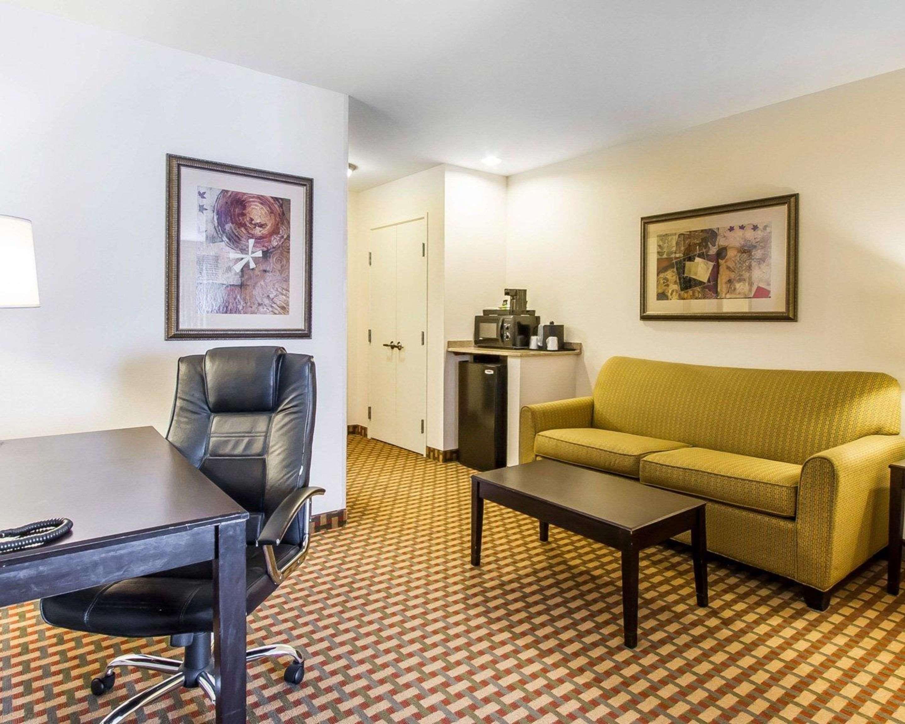 Comfort Inn & Suites Shawnee North Near I-40 Екстериор снимка