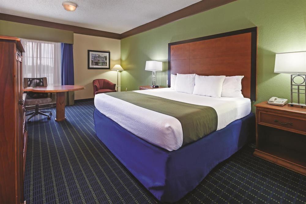 Comfort Inn & Suites Shawnee North Near I-40 Екстериор снимка