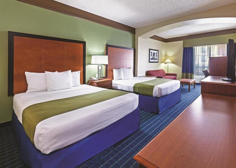 Comfort Inn & Suites Shawnee North Near I-40 Екстериор снимка