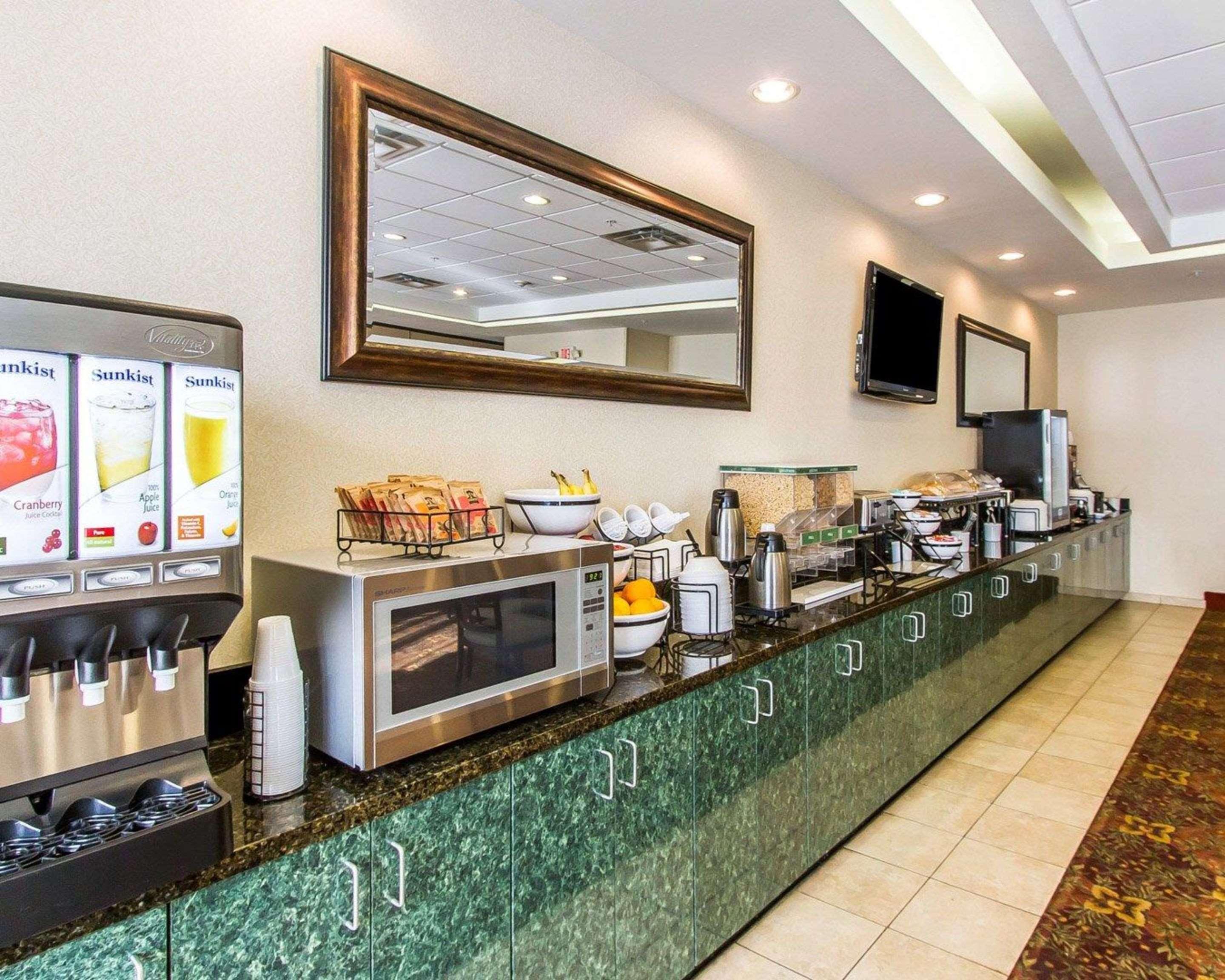 Comfort Inn & Suites Shawnee North Near I-40 Екстериор снимка