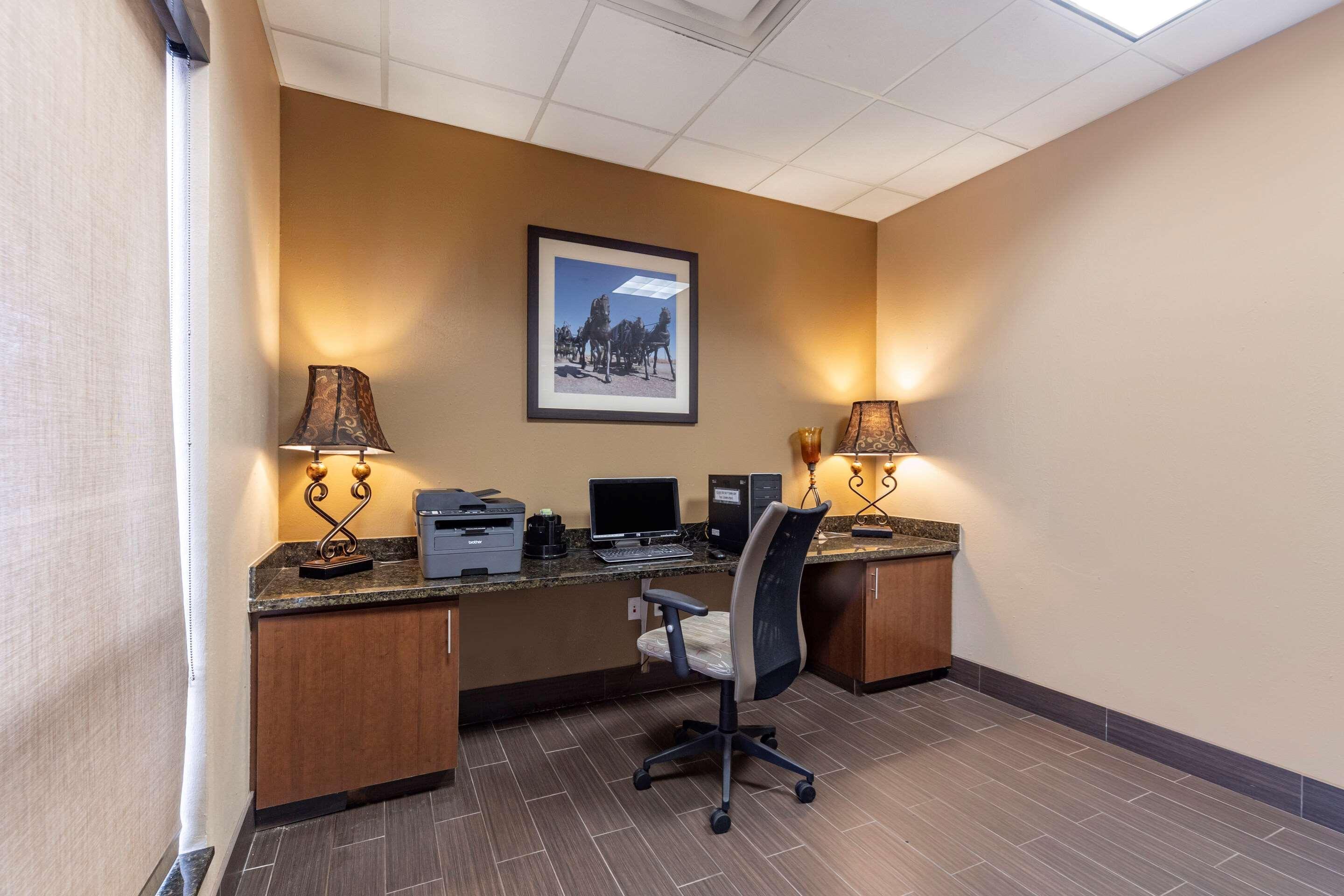 Comfort Inn & Suites Shawnee North Near I-40 Екстериор снимка