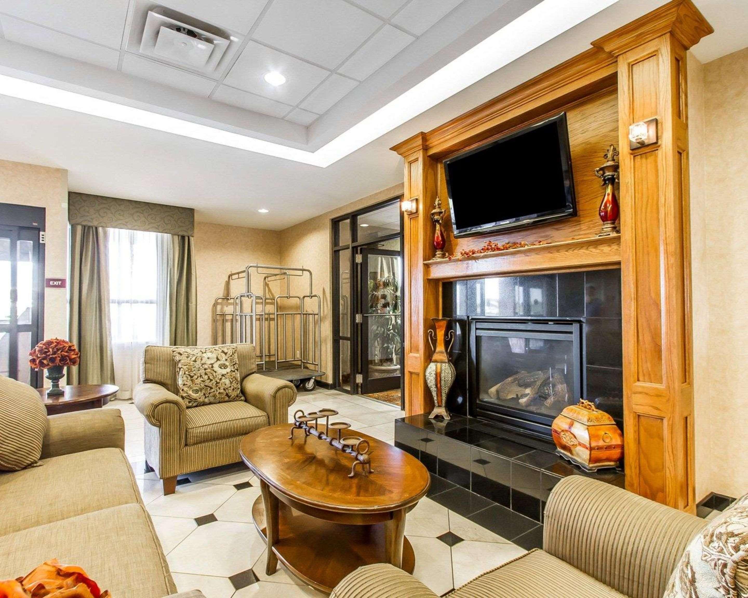 Comfort Inn & Suites Shawnee North Near I-40 Екстериор снимка